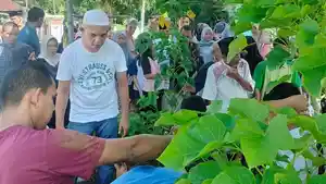 Warga-menghadiri-pemakaman-isteri-Tgk-Anwar-Ramli-bernama-Maryam-Ulfa.jpg