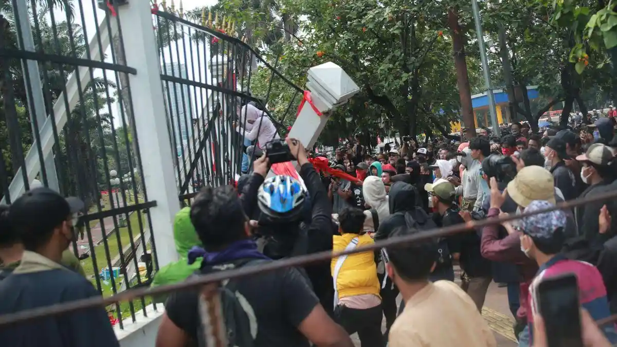 19 Demonstran Tolak RUU Pilkada di DPR jadi Tersangka, Dituduh Rusak Pagar & Kekerasan ke Polisi