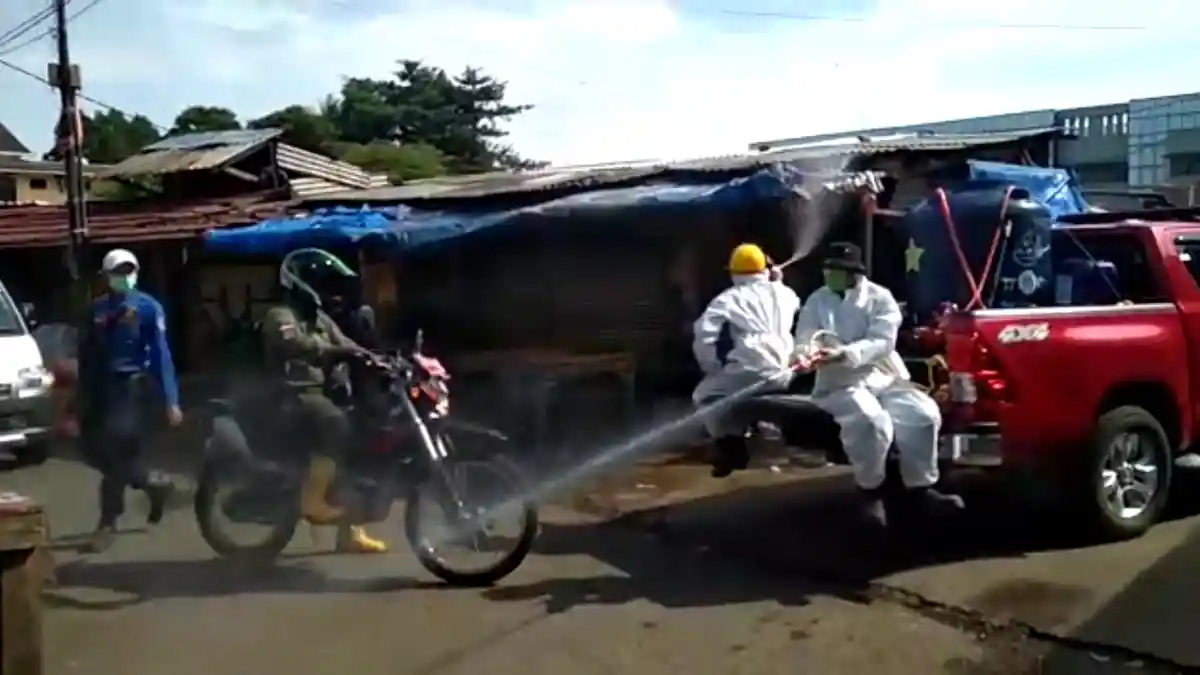 VIDEO: Pasar Cisalak Disemprot Disinfektan Setelah 3 Pedagang dan 1 Petugas Positif Covid-19