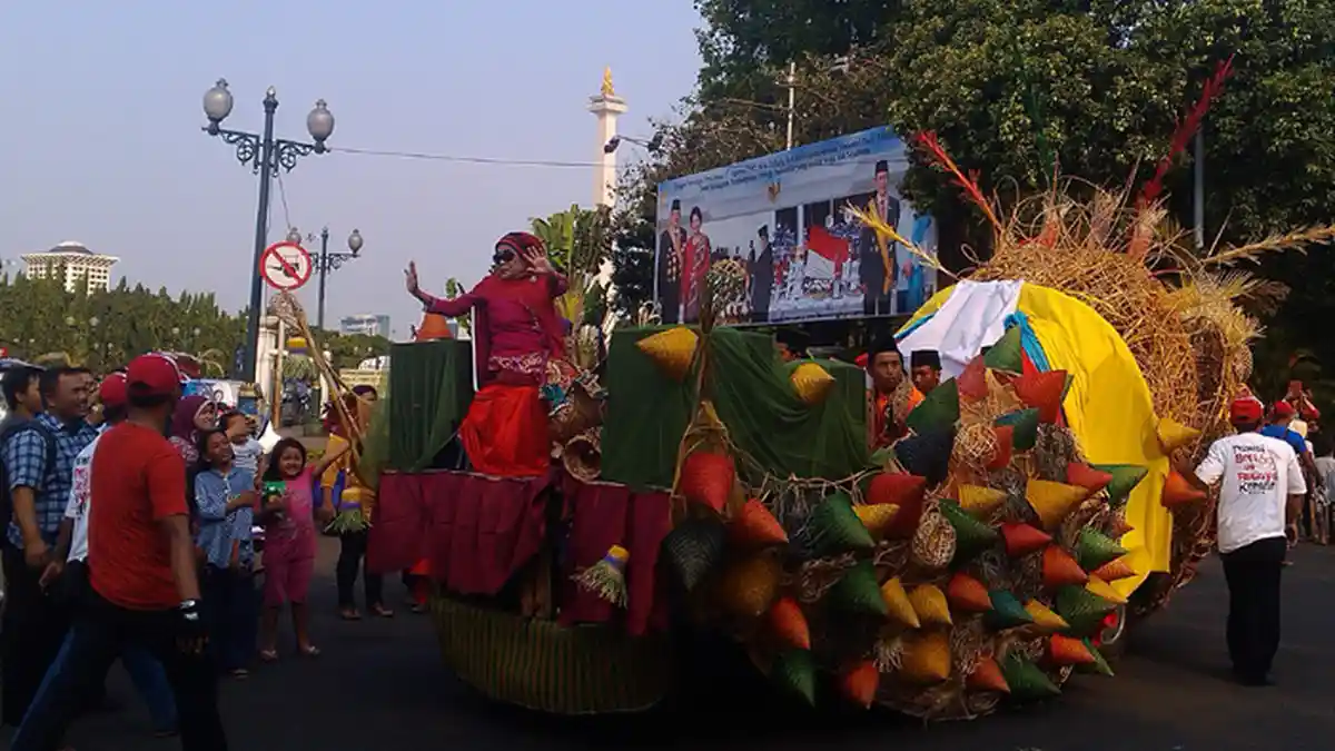 Mpok Nori Ramaikan Pawai Seni 2014 di Kawasan Monas