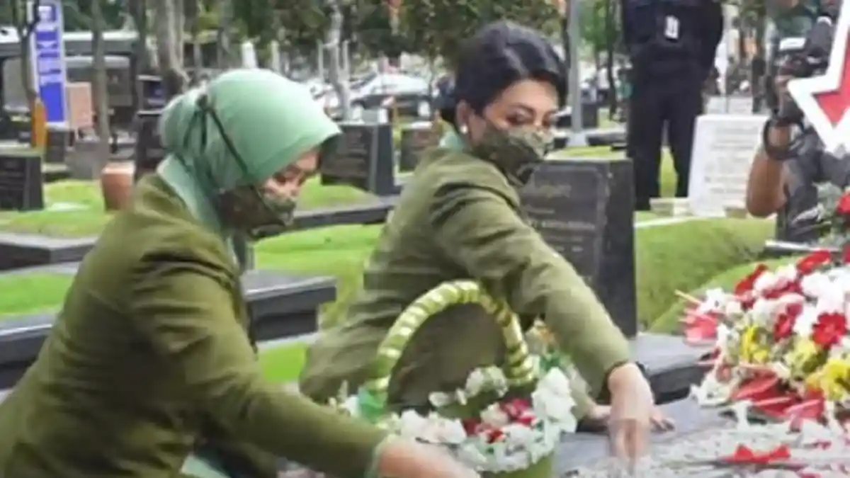Ketika Hetty Andika Perkasa Berziarah ke Makam Pendiri Persit KCK Ratu Aminah Hidayat