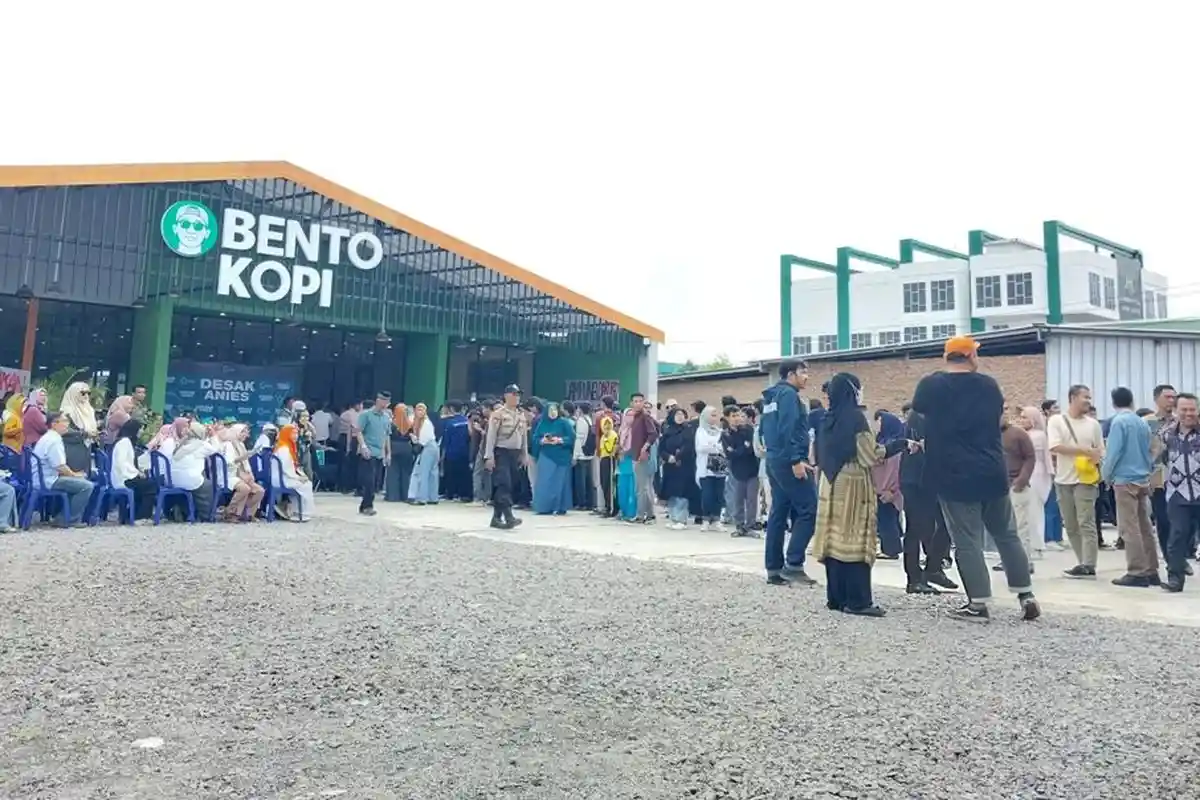 Ratusan Emak-emak hingga Mahasiswa UIN Tunggu Kedatangan Anies di Kafe Bento