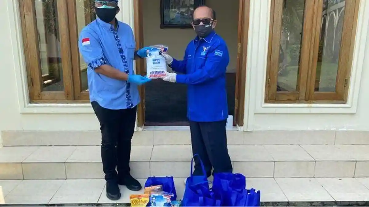 Pandemi Covid-19, Syarief Hasan Bagikan Ribuan Paket Sembako