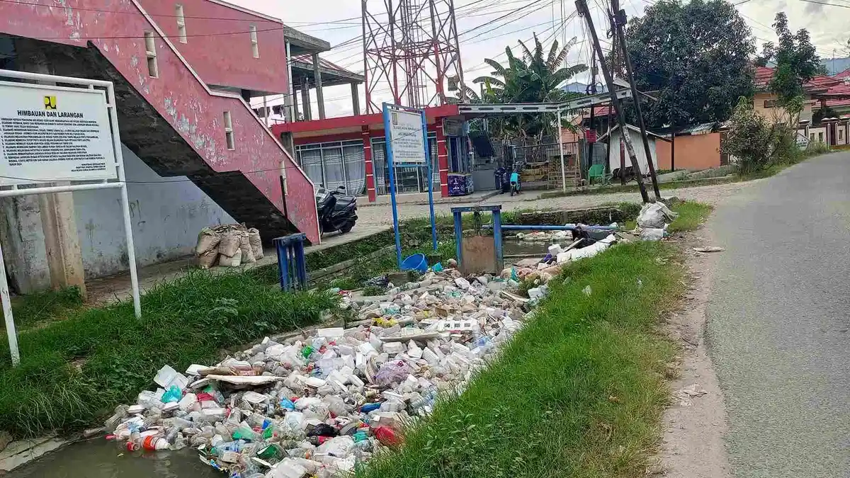 Warga Keluhkan Drainase Tersumbat Gara-Gara Sampah di Jalan Makassar Kota Gorontalo 