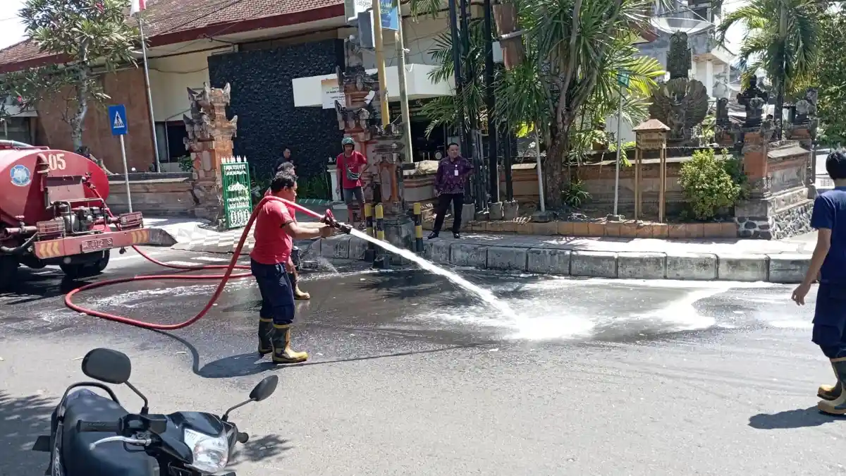 Kecelakaan di Karangasem Disebabkan Tumpahan Minyak Goreng, 6 Orang Pengendara Tergelincir