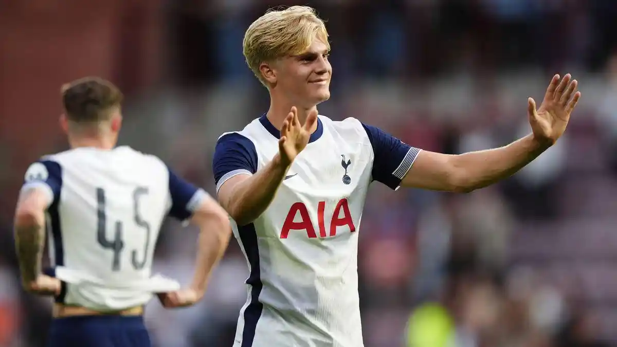 LIverpool Keok Dibungkam Gol Bocah 18 Tahun, Tottenham Satu Kaki di Final Piala Liga Inggris