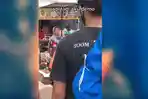 viral-video-penjual-makanan-memberi-gorengan-pada-mahasiswi-yang-melakukan-aksi.jpg