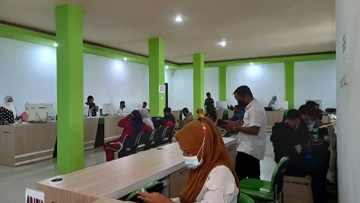 Urus Dokumen Kependudukan, Pemohon Abaikan Prokes di Kantor Disdukcapil Kota Palu