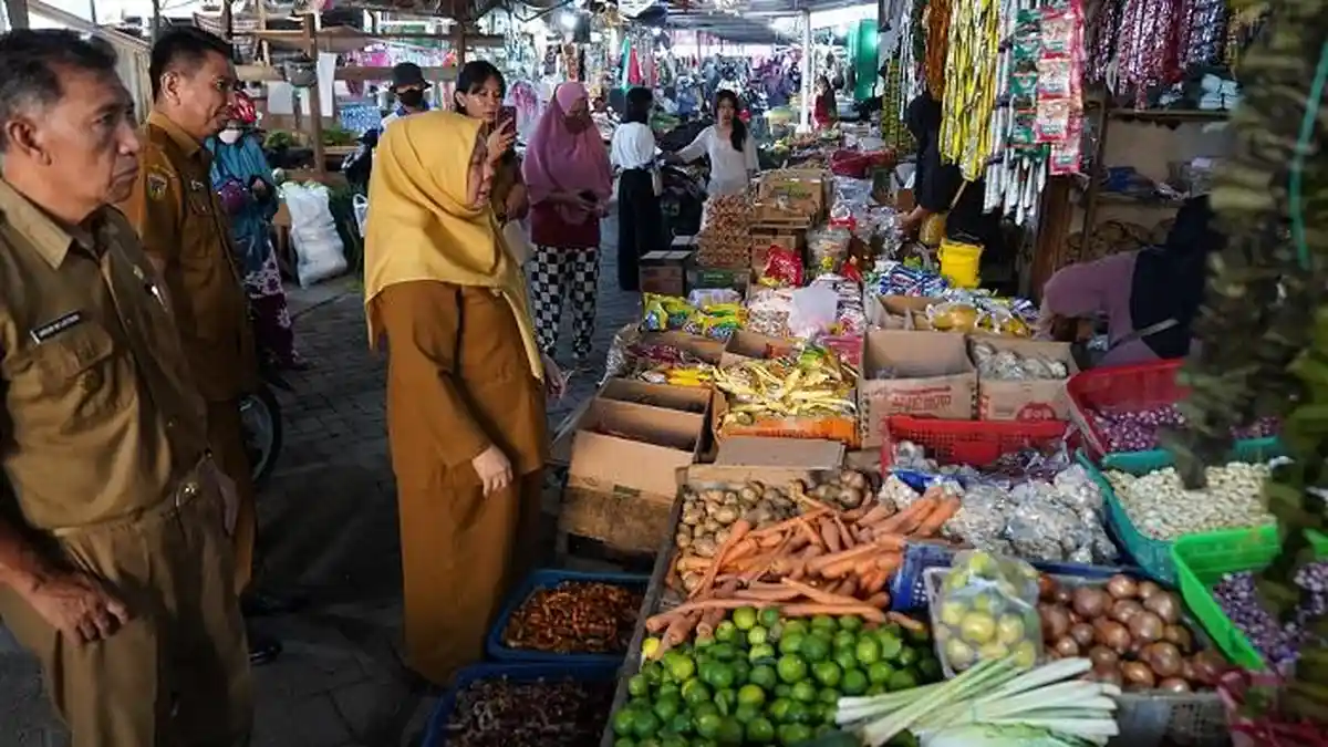 Pantau Pasar Tradisional Palu, Wawali Reny A Lamadjido: Harga Stabil