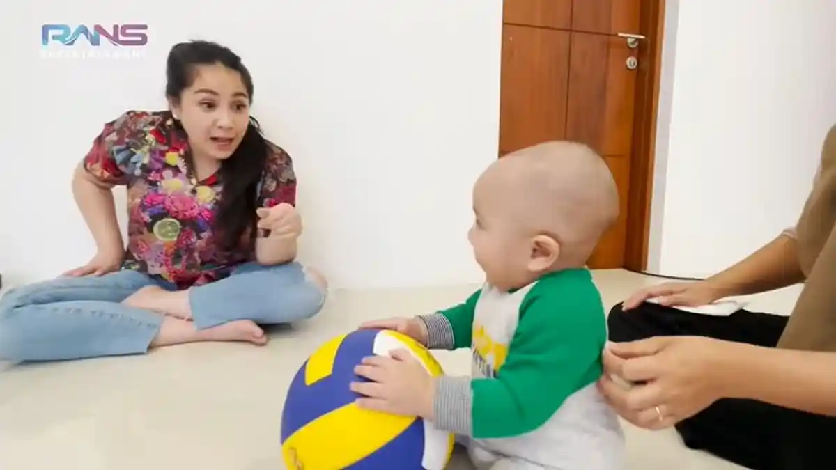 Serahkan Rayyanza Pada Rafathar Seharian, Nagita Slavina Malah Iseng, Sang Anak Protes: Mamah!
