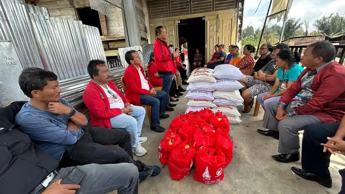 Rapidin Simbolon dan Unsur PDIP Sumut Bantu Korban Kebakaran di Parsoburan