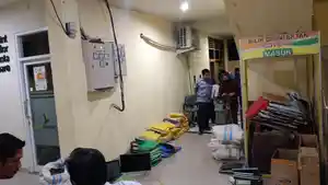 Tim-Penyidik-Polda-Sulsel-saat-geledah-ruang-arsip-Pemkot-Parepare000000.jpg