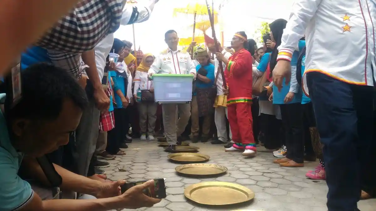 Turun dari Gerobak Sapi, Ike-Zam Tapaki Bejana Emas Masuk ke Dalam Kantor KPU Bandar Lampung