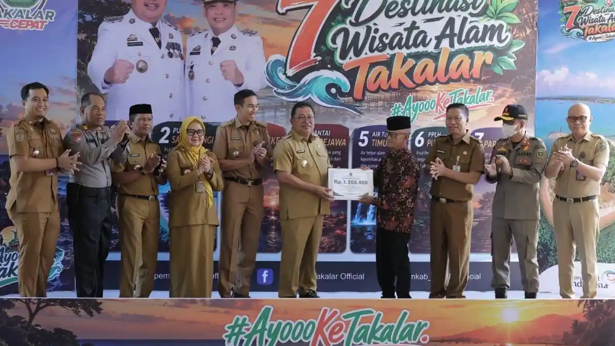 43 Tahun Mengabdi, Kepala Lingkungan Baharuddin Dg Sarro Terima Penghargaan dari Bupati Takalar - Tribun-timur.com