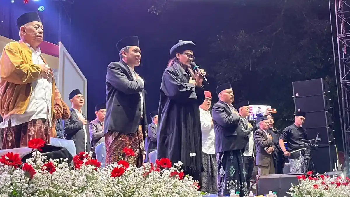 Ribuan Orang Larut dalam Lantunan Sholawat Bersama Gus Ali Gondrong di Alun-alun Wonosobo