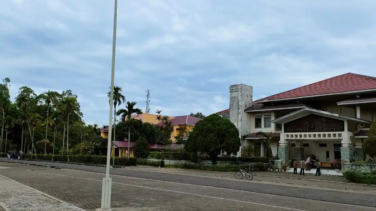 Kunjungi SMA Titian Teras, Bupati Muaro Jambi Berikan Bantuan