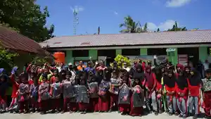 Bupati-Beltim-di-Buku-Limau-bersama-anak.jpg