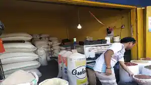 PEDAGANG-BERAS-PASAR-RUTENG.jpg
