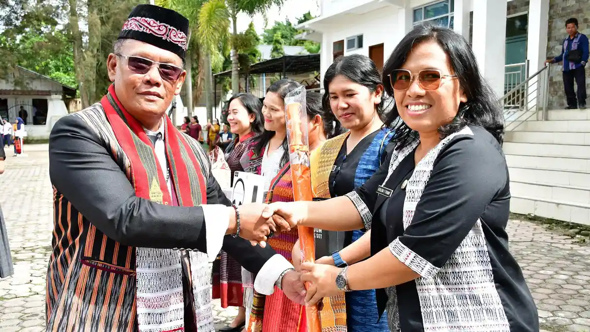 Peringati Hari Ulos, Jajaran Pemkab Samosir Kompak Kenakan Ulos dan Batik Motif Ulos