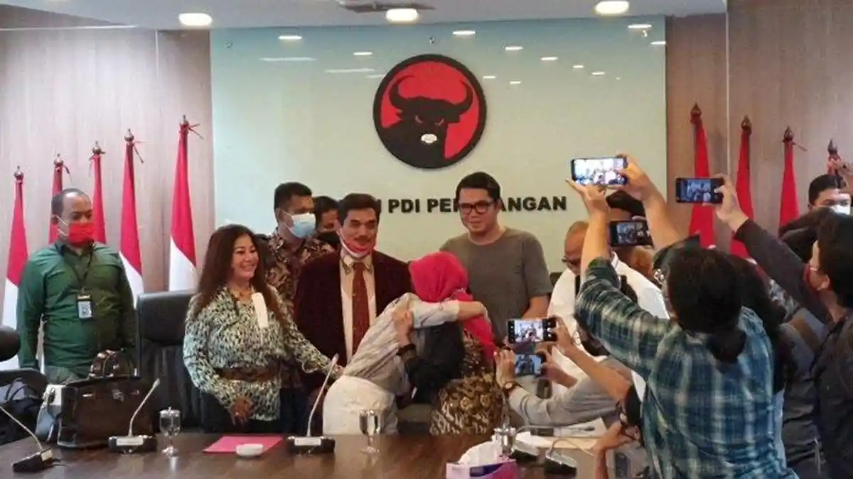 Berakhir Damai, Tangis Anggiat Pecah saat Ketemu dan Minta Maaf pada Ibunda Arteria Dahlan