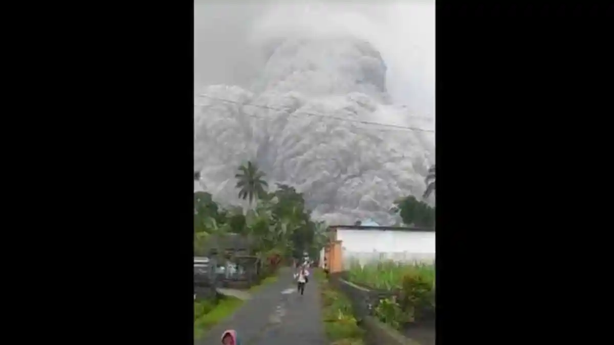 Kronologi Gunung Semeru Erupsi hingga Keluarkan Guguran Awan Panas