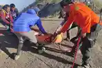 Jenazah-WNA-asal-Portugis-akhirnya-berhasil-di-evakuasi-dari-kawah-Rinjani.jpg