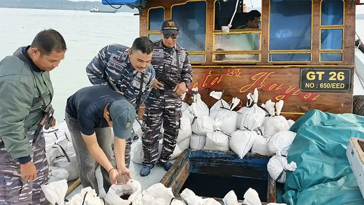 143 Kampil Pasir Timah Diangkut Kapal Bermuatan Terasi Diamankan Tim Lanal Babel di Bangka Selatan