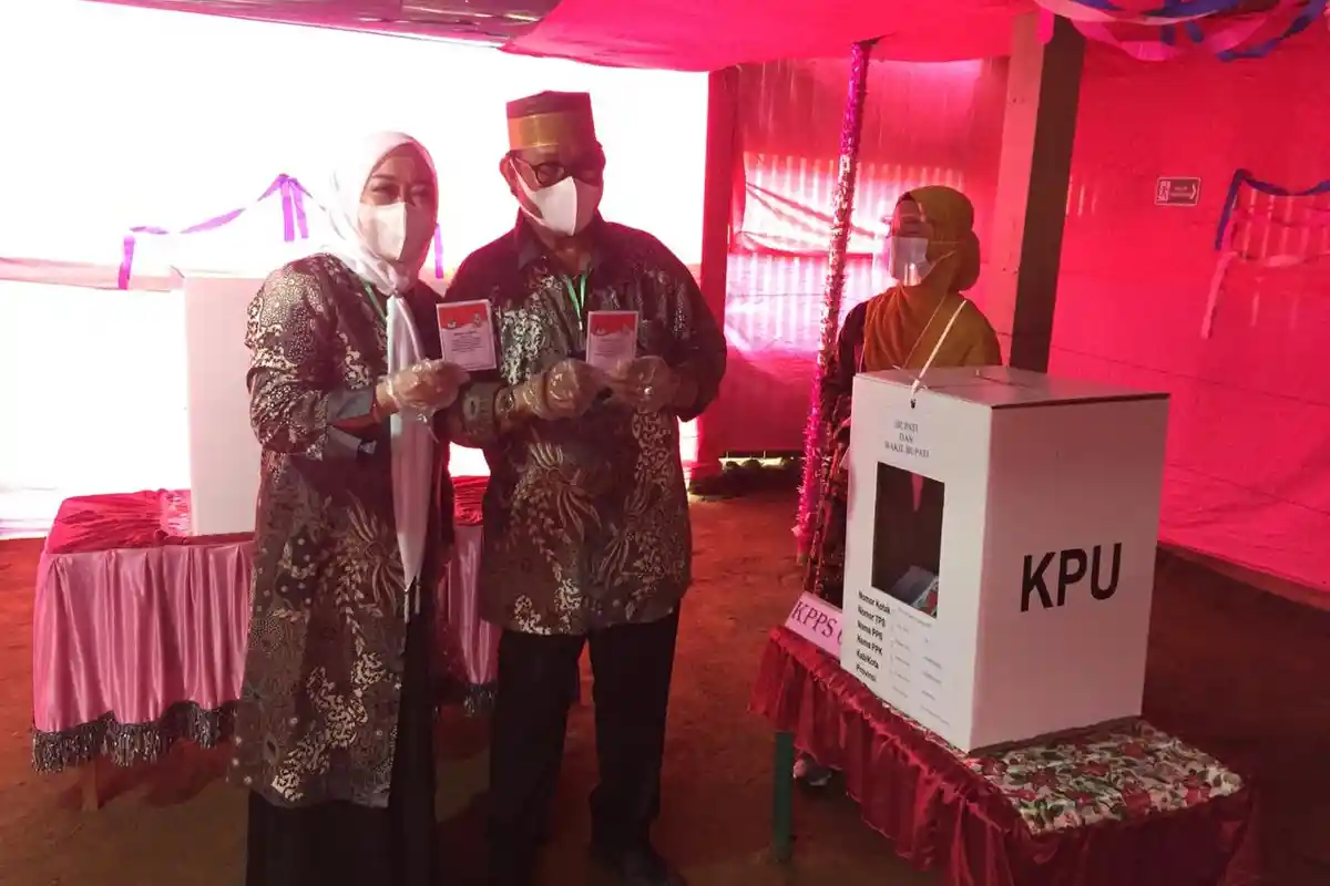Ke TPS, Cawabup Soppeng Lutfi Halide dan Istri Kompakan Pakai Batik