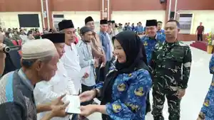Wali-Kota-Bandar-Lampung-Eva-Dwiana-saat-memberikan-bantuan-kepada-pengurus-musala.jpg