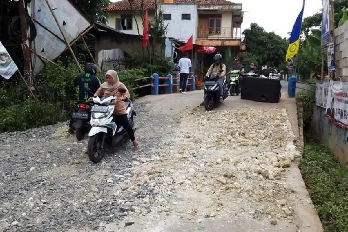 Jalan di Sekitar TPA Burangkeng Kini Mulai Diperbaiki