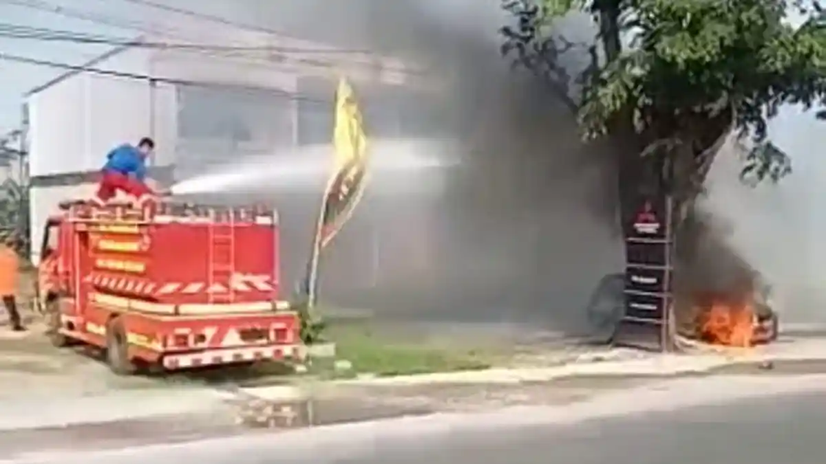 Minibus Meledak di Jalan Lintas Sumatera Lampung, hingga Hangus Terbakar