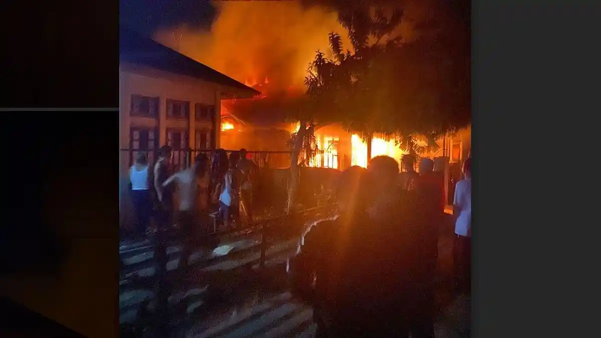 Kebakaran di Kerinci, Tanpa Bantuan Damkar Warga Padamkan Api dengan Alat Seadanya