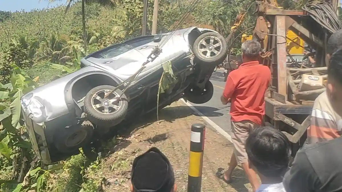 Penampakan Mobil Pikap Double Cabin Strada Triton di Pangandaran Setelah Terjun ke Jurang
