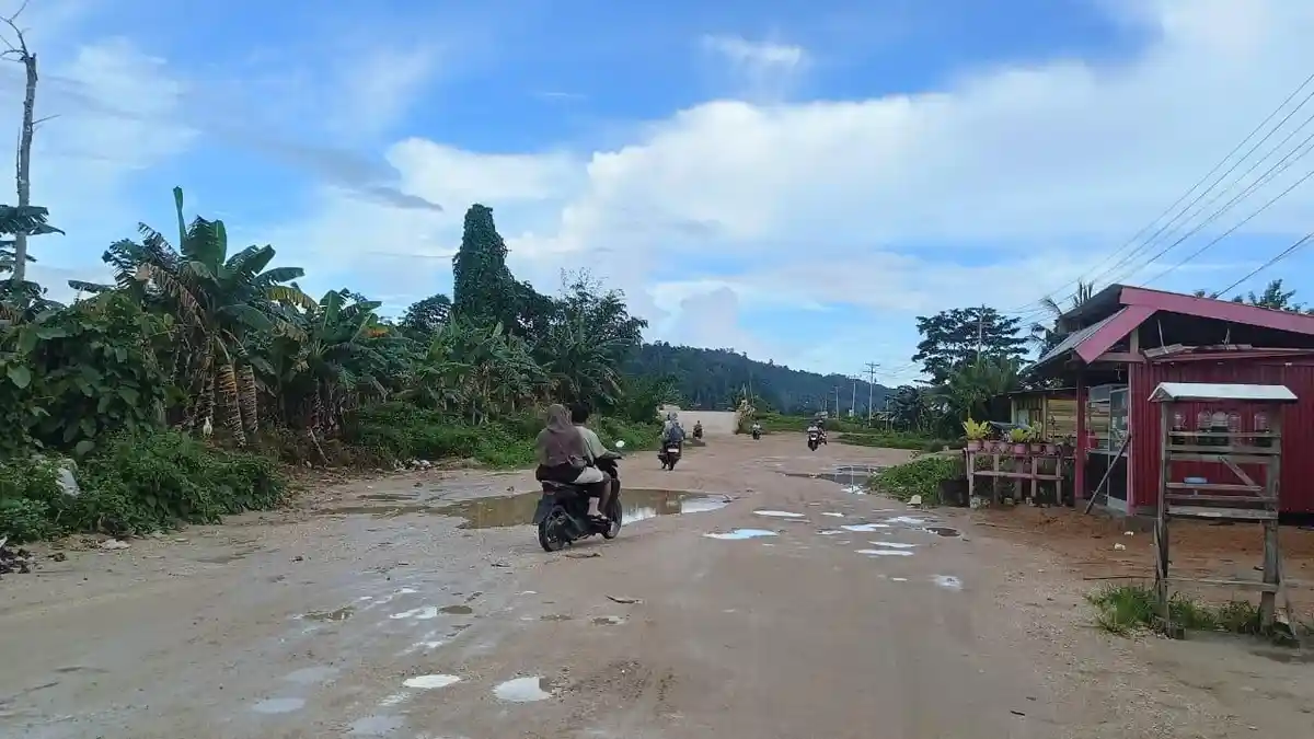 Kondisi Jalan Berlubang Menuju Pelabuhan Tamping Taliabu Pasca Hujan 