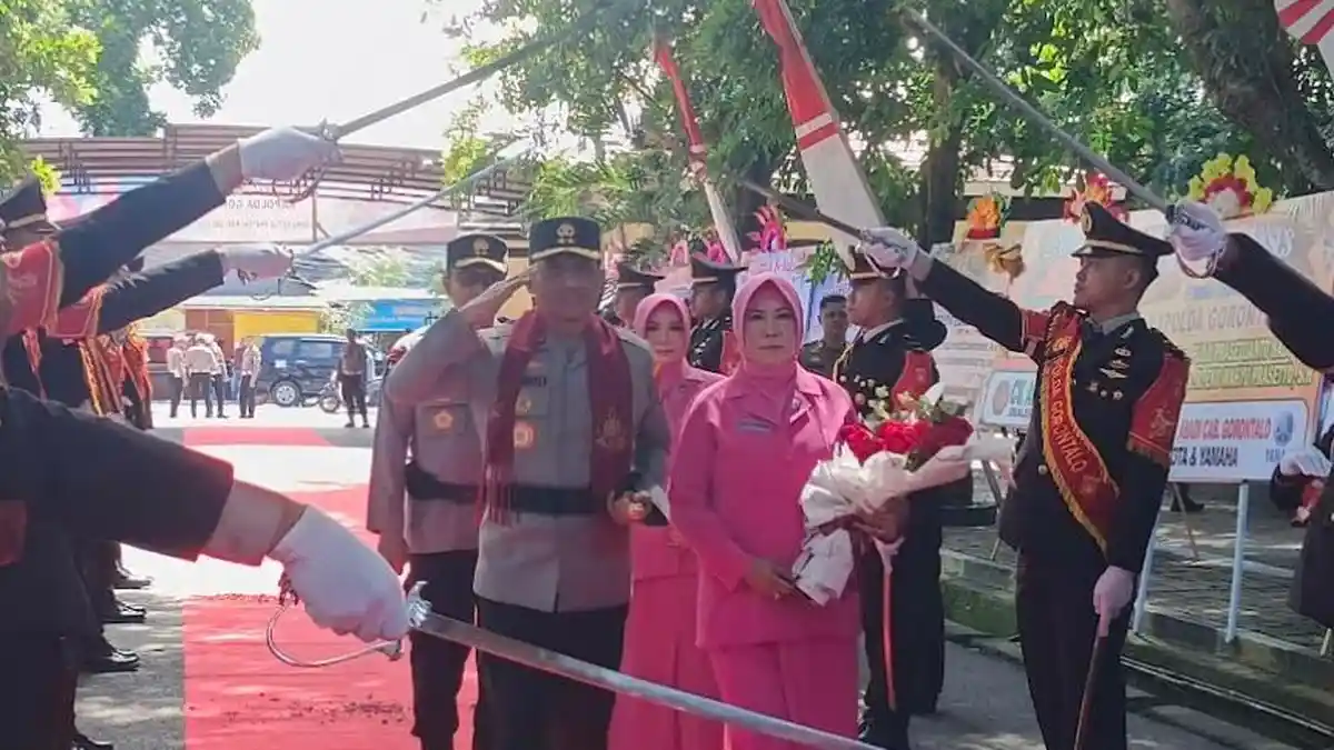 BREAKING NEWS: Kedatangan Kapolda Gorontalo Irjen Eko Wahyu Prasetyo Disambut Pedang Pora