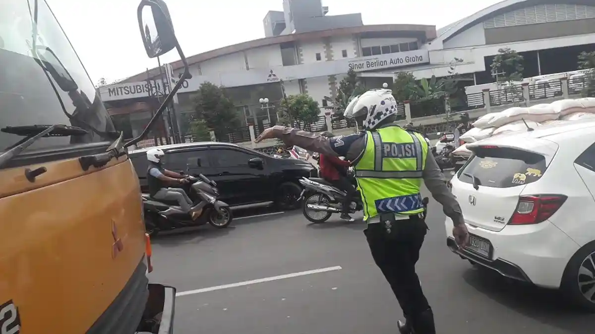 Sembunyi di Balik Mobil Demi Hindari Polisi, Pemotor Ini Terkejut Bertemu Sosok Tak Diduga