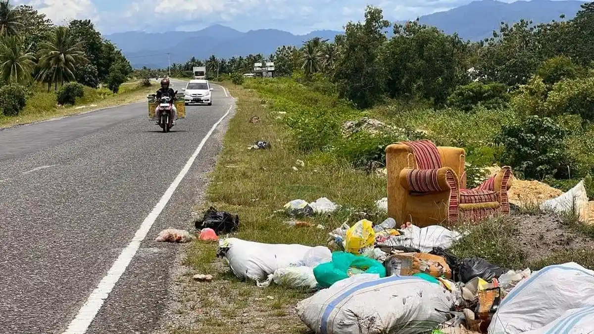 Bertebaran Sampah di Sepanjang Jalan Lingkar Gorontalo GORR, Masyarakat Keluhkan Bau Busuk