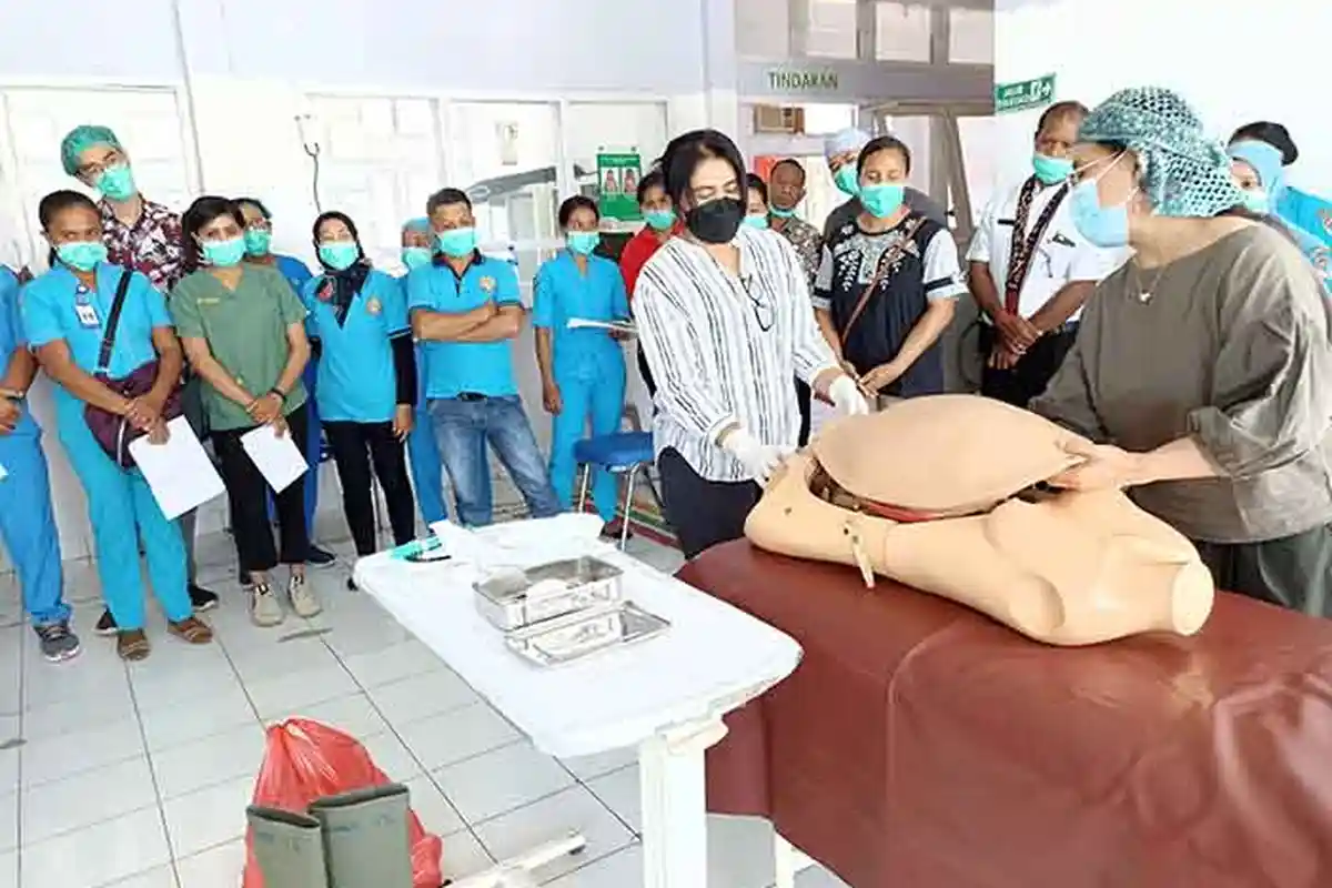 Bidan dan Perawat RSUD Lewoleba Simulasi Kegawatdaruratan Maternal