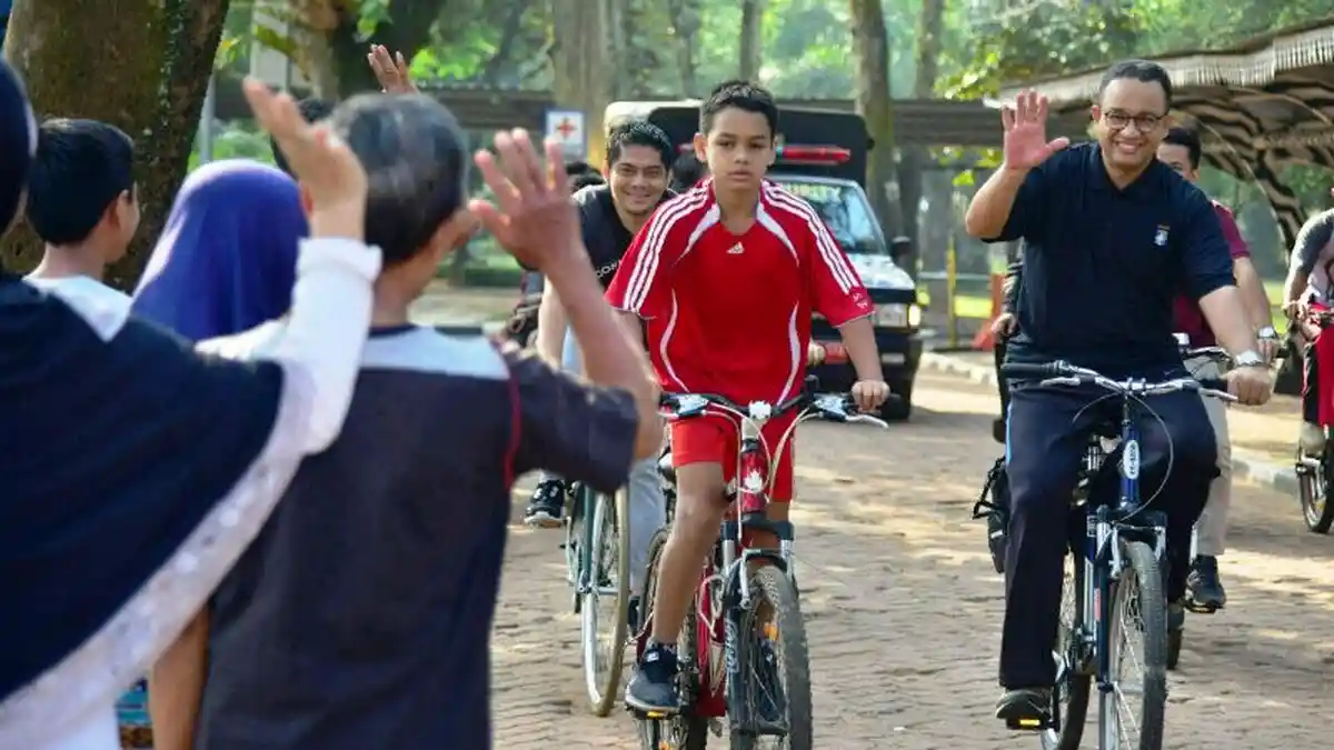 Anies Baswedan Nikmati Libur Akhir Pekan Bersepeda di Taman Margasatwa Ragunan