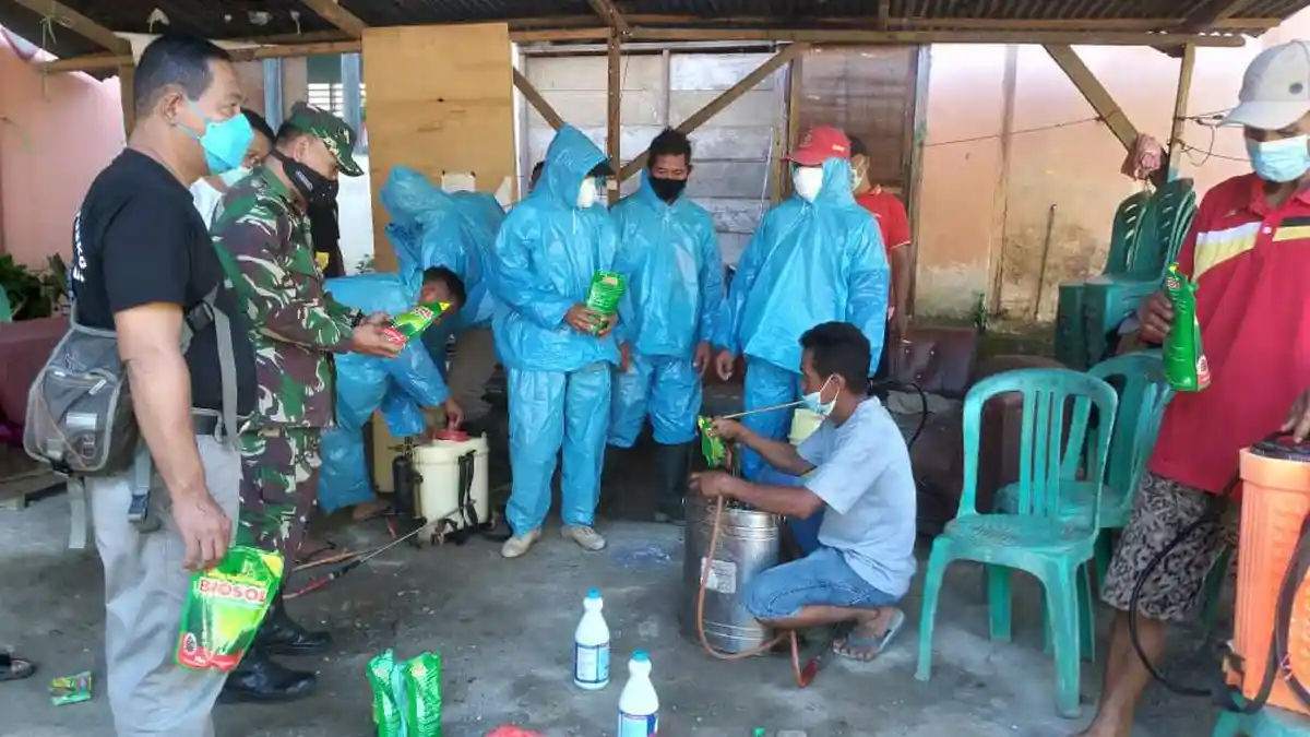 Tekan Penyebaran Covid-19 Pemerintah Kecamatan Passi Barat Bolmong Semprot Disinfektan