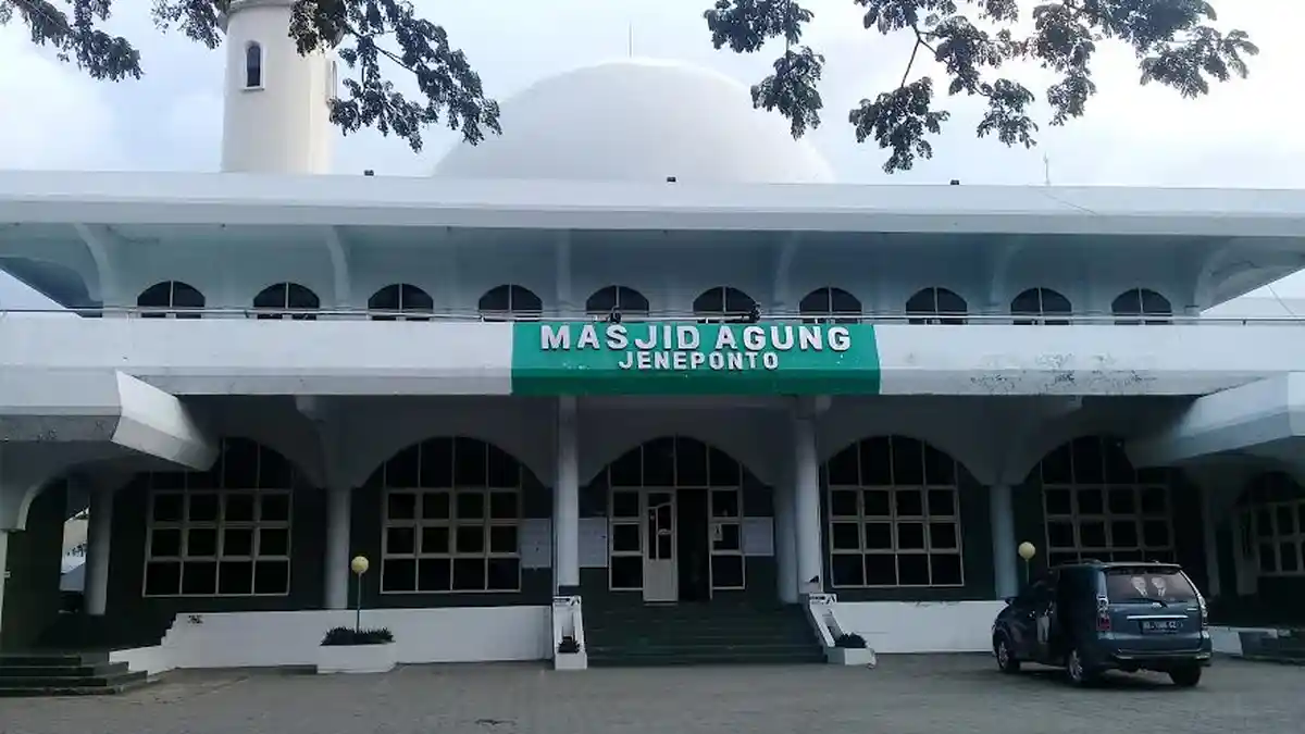 Jamaah Masjid Agung Jeneponto Salat Idulfitri di Stadion Mini Turatea, Ini Khotib dan Imamnya