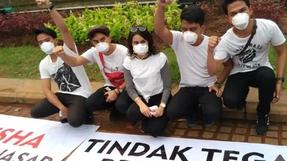 Artis-artis Kondang Pakai Masker Peduli Masalah Kabut Asap