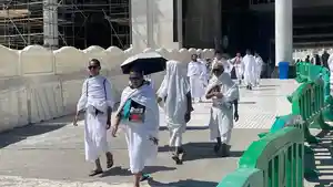 Foto-jemaah-haji-Indonesia-berjalan-menuju-Terminal-Bus-Syib-Amir-ss.jpg