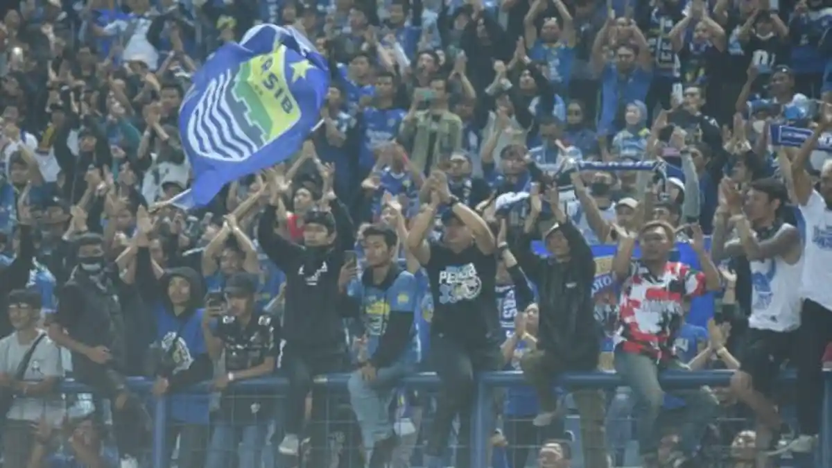 Jelang Persija vs Persib Bandung, Bobotoh Beri Dukungan Saat Sesi Latihan