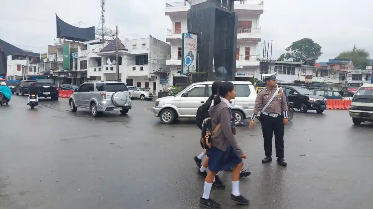 Walau Diguyur Hujan, Polantas dan Dishub Toba Tetap Semangat Gatur Arus Lalu Lintas