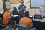 Kasat-Reskrim-Polres-Bireuen-AKP-Dedy-Miswar-memperlihatkan-barang-bukti.jpg
