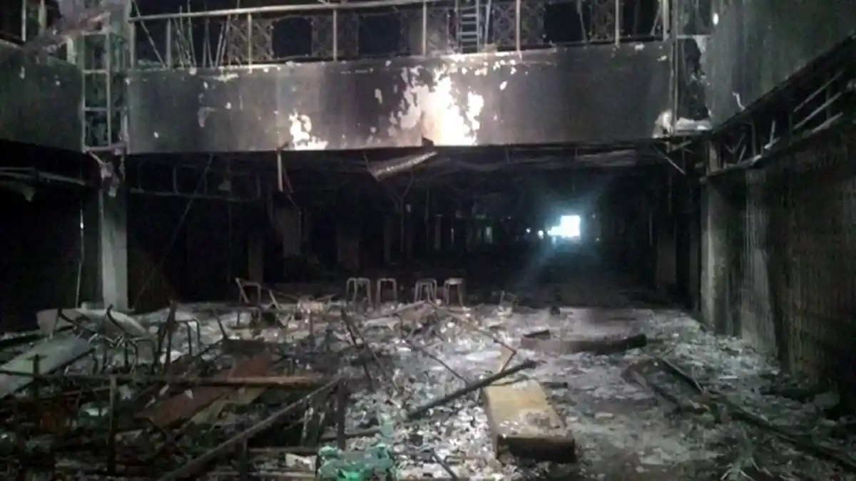 80 Persen Lantai Satu Gedung Plaza Sukaramai Hangus Terbakar