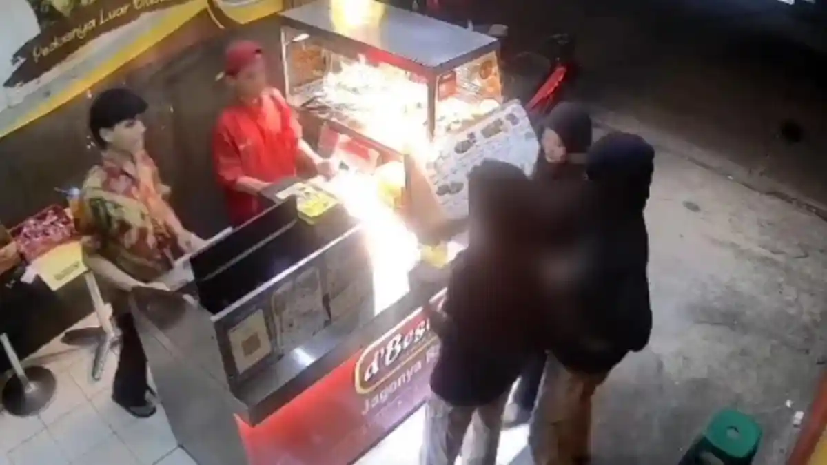 Dua Perampok Bercelurit Ancam Tebas Leher Wanita saat Beli Ayam Goreng di Depok Diburu Polisi