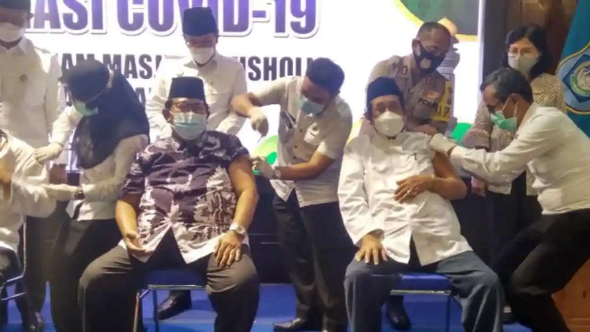 9,786 Ulama dan Iman Masjid Lamongan Disuntik Vaksin Covid-19