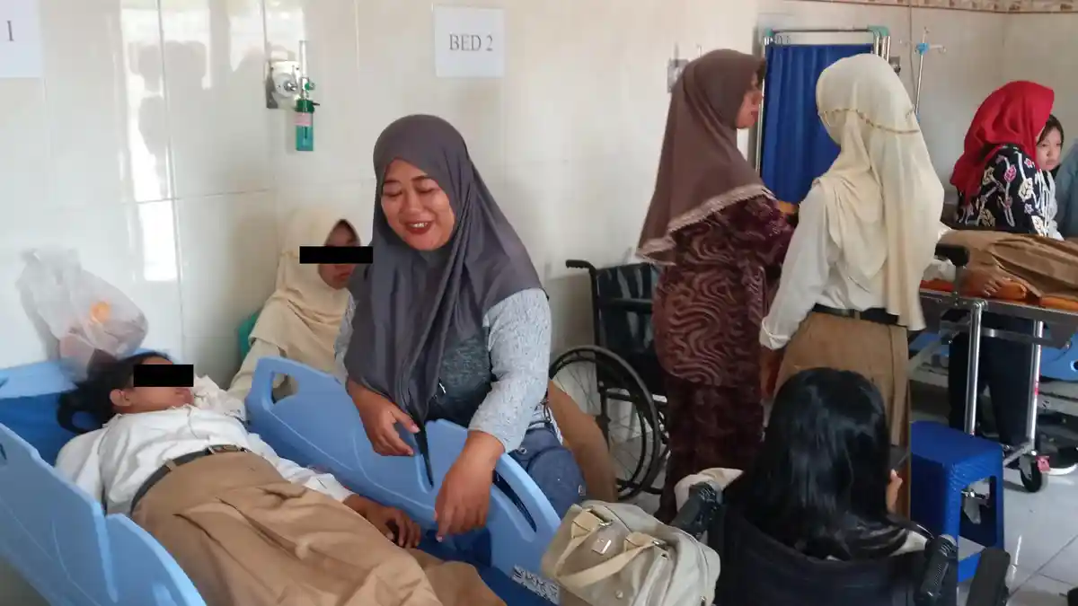 Diduga Keracunan MBG, 99 Siswa dan 13 Guru SMPN 1 Umbulsari Jember Diperiksa